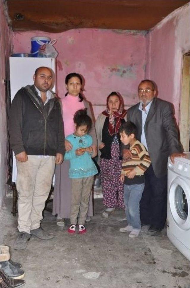 Tavanı &Ccedil;&ouml;kmek &Uuml;zere Olan Evde Yaşam M&uuml;cadelesi 1