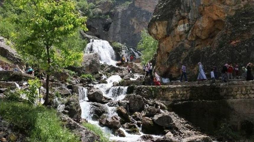 Derebağ Şelalesi&rsquo;ne Ziyaret&ccedil;i Akını