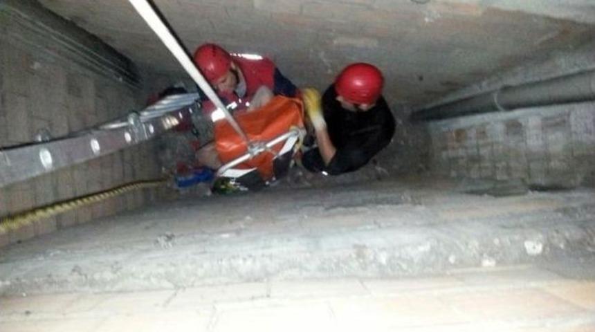 Evine Giderken Apartman Boşluğuna D&uuml;şt&uuml;