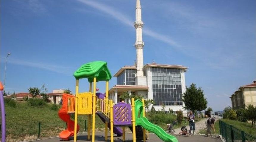 Adapazarı Belediyesi Yenikent&rsquo;teki Parkları Yeniledi