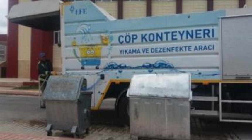 Karaman Belediyesi &Ccedil;&ouml;p Konteynerleri D&uuml;zenli Olarak Temizliyor