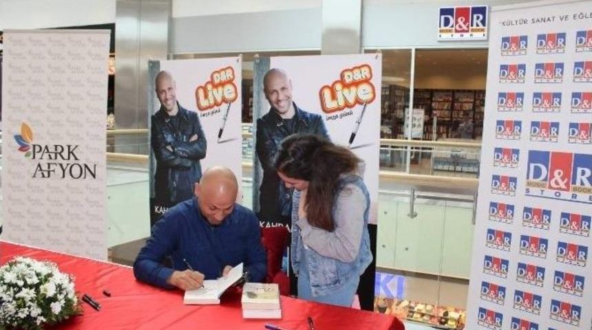 &Uuml;nl&uuml; Yazar Kahraman Tazeoğlu, Park Afyon Avm&rsquo;de Kitaplarını İmzaladı