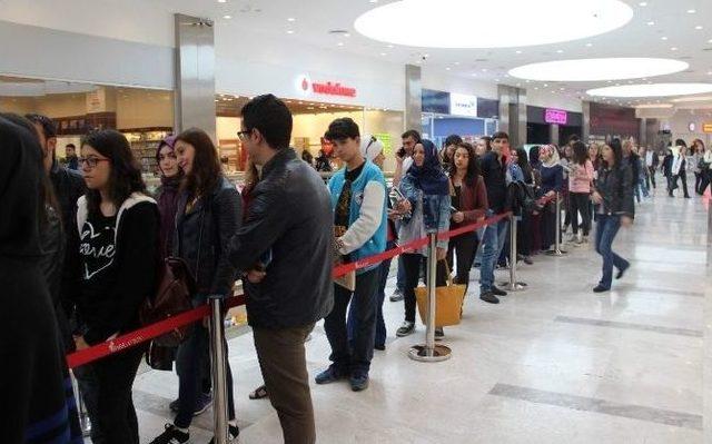 Ünlü Yazar Kahraman Tazeoğlu, Park Afyon Avm’de Kitaplarını İmzaladı