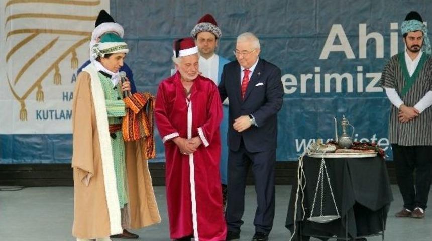 Cumhurbaşkanı Erdoğan&rsquo;ın Bakkalı &ldquo;yılın Ahi Babası&rdquo; Oldu