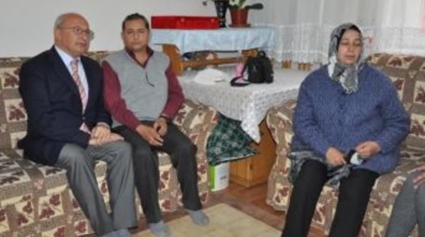 Utku &Ccedil;akır&ouml;zer&rsquo;den Şehit Ailesine Taziye Ziyareti