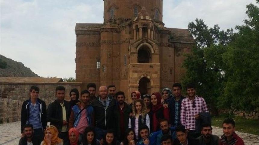 Adilcevaz Myo &Ouml;ğrencileri Van&rsquo;a Gezi D&uuml;zenledi