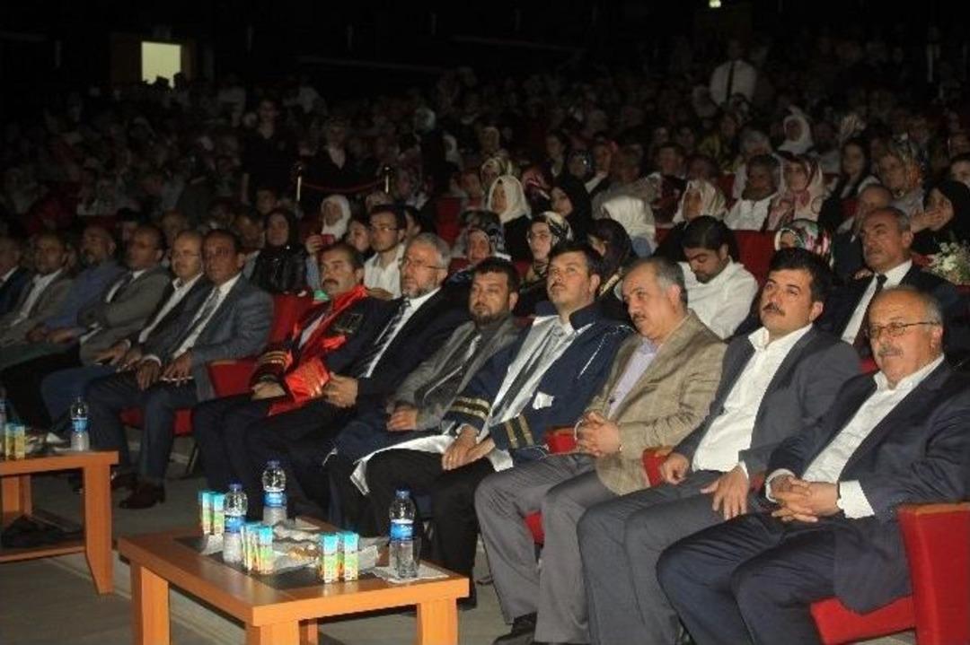 Er&uuml; İlahiyat Fak&uuml;ltesi&rsquo;nde Mezuniyet Heyecanı