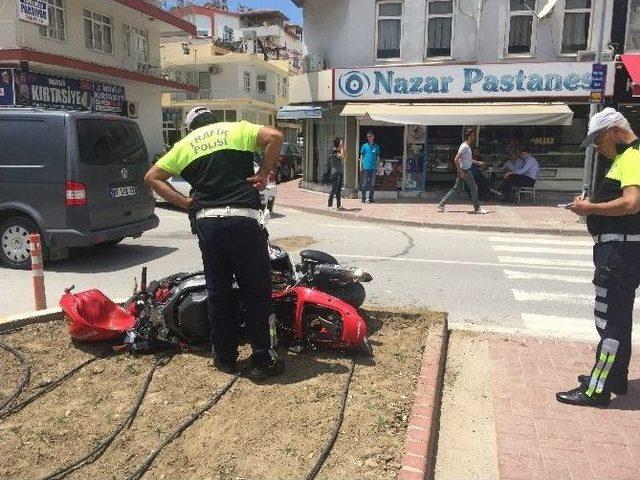 Antalya&rsquo;da Motosiklet Kazası: 1 Yaralı 1