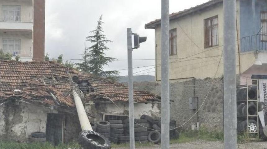 Tır&rsquo;ın &Ccedil;arptığı Direk Evin &Uuml;zerine Devrildi