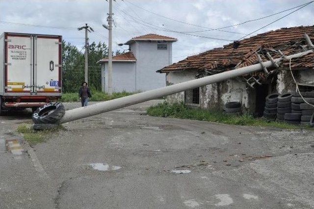 Tır&rsquo;ın &Ccedil;arptığı Direk Evin &Uuml;zerine Devrildi 1