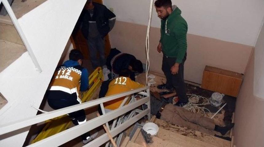 &Ccedil;atıdan D&uuml;şen Yaşlı Adam Ağır Yaralandı