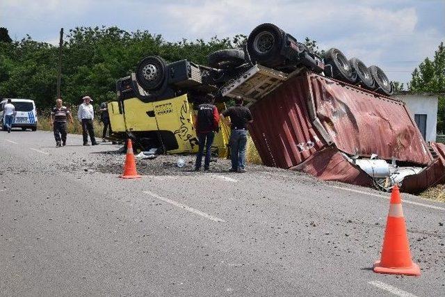 Aliağa’da Tır Devrildi: 3 Yaralı