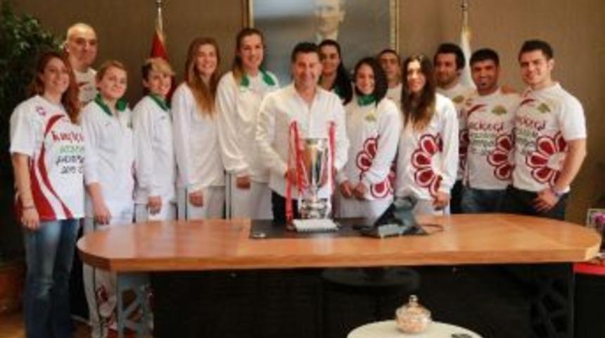 Şampiyon Basketbolcular Başkan Kocadon&rsquo;a Aldıkları Kupa İle Teşekk&uuml;r Etti