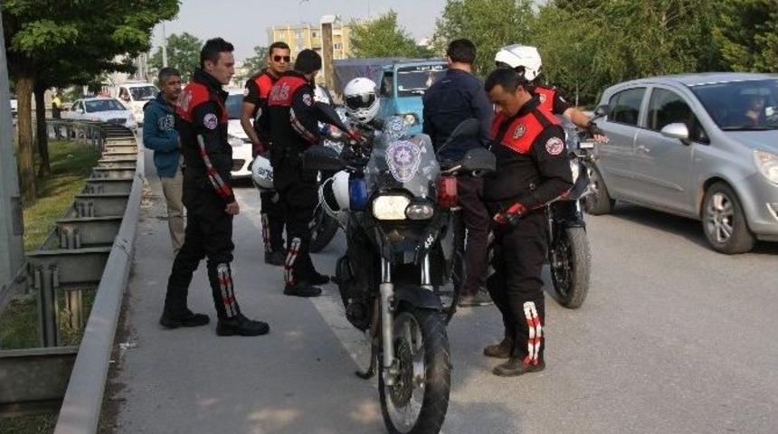 Polis Motosikleti Kaza Yaptı: 1 Polis Yaralı