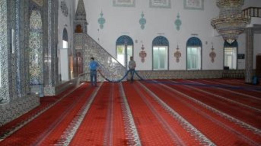 Keles&rsquo;te Camiler Temizleniyor