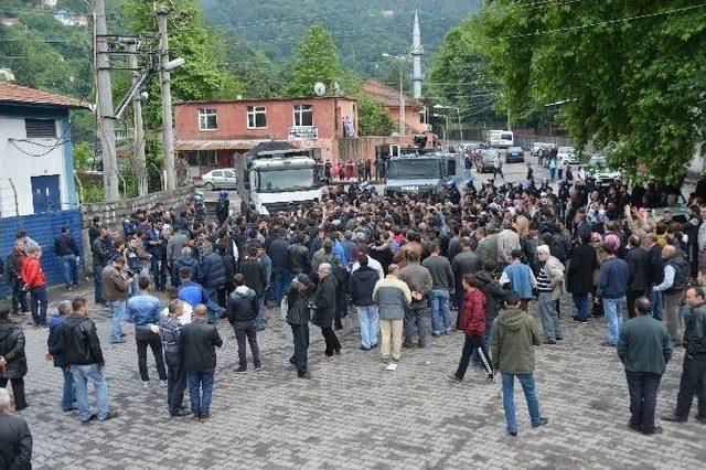 Açlık Grevi Başlatan Maden İşçilerine Ailelerinden Destek