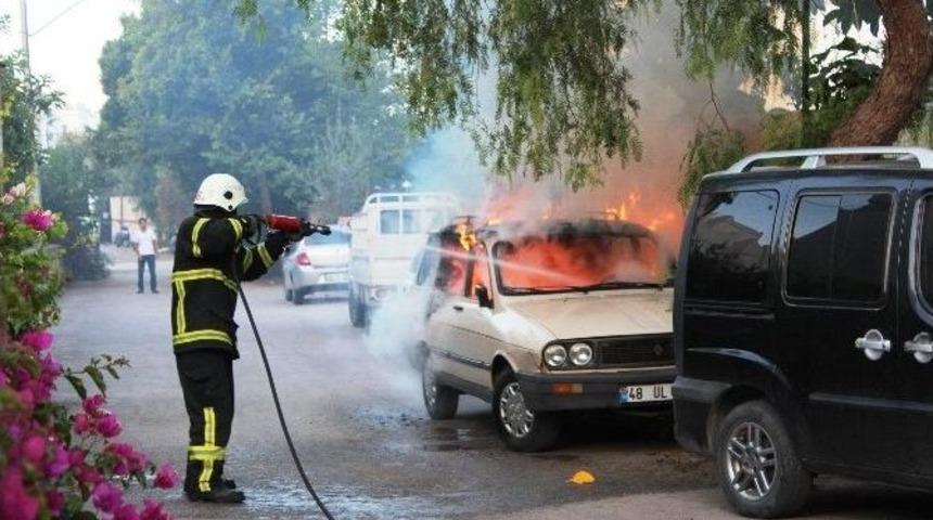 Park Halindeki Otomobil Alev Topuna D&ouml;nd&uuml;