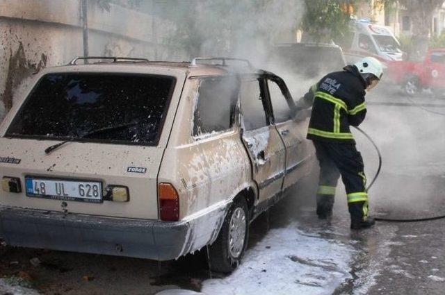 Park Halindeki Otomobil Alev Topuna Döndü