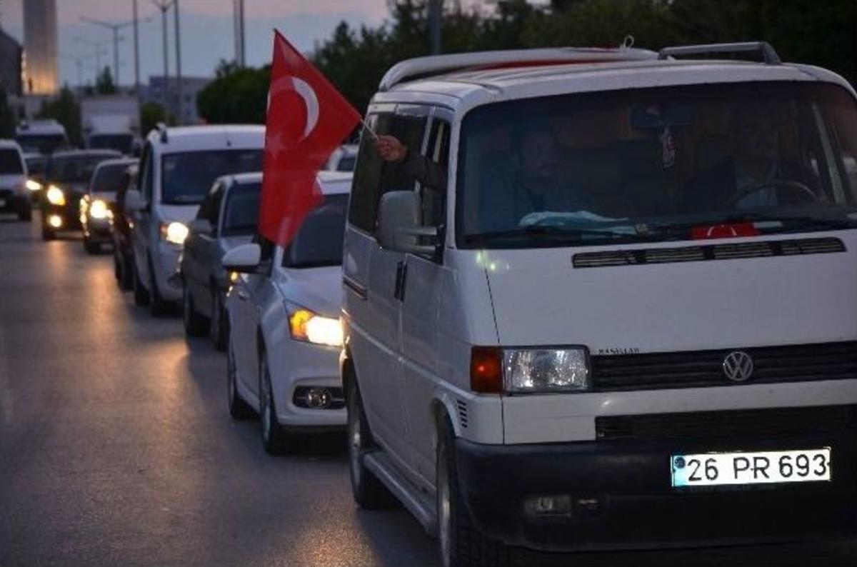 Şehit Evine 150 Kişilik Taziye Konvoyu