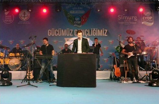 &Uuml;nl&uuml; Pop Sanat&ccedil;ısı Mustafa Ceceli Liseliler İ&ccedil;in Sahne Aldı 2