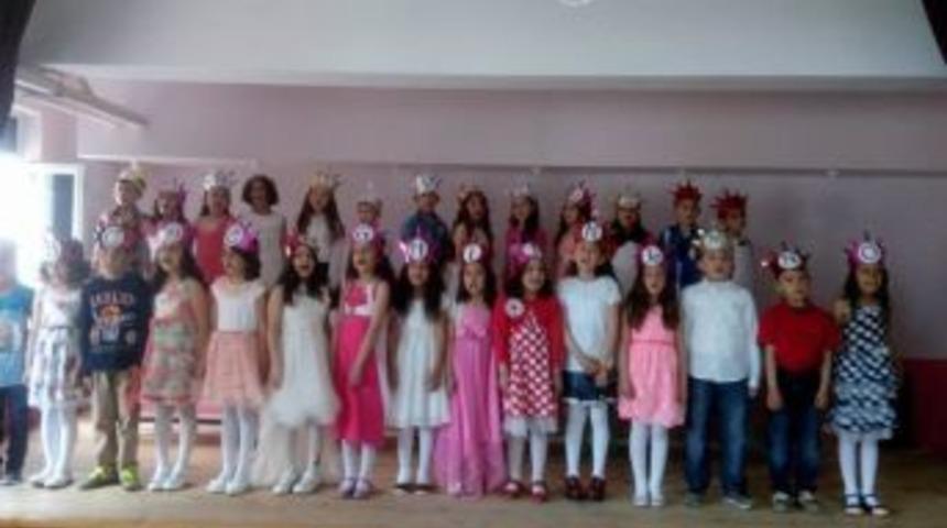 Atat&uuml;rk Ortaokulu &Ouml;ğrencilerinden İngilizce G&ouml;steri