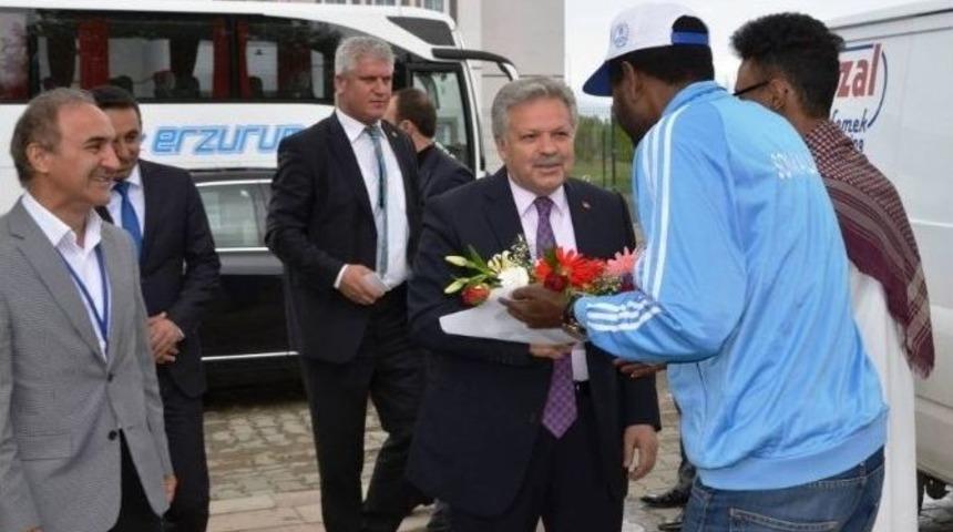 Yabancı &Ouml;ğrenciler Vali Kahraman&rsquo;ı &ldquo;vali Baba&rdquo; Sloganı İle Karşıladı