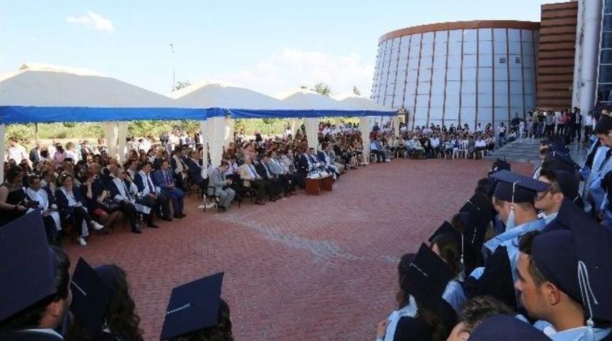 Gen&ccedil; Veterinerler Mezuniyete Uğurlandı