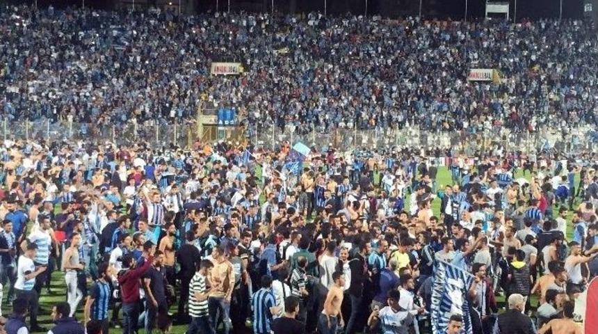 Ma&ccedil; Sonrası Sahaya Bisikletiyle Girdi