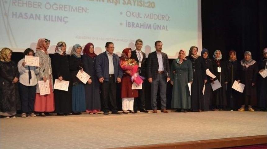 Develi&rsquo;de 0-18 Yaş Aile Eğitimine Katılanlara Belgeleri Verildi