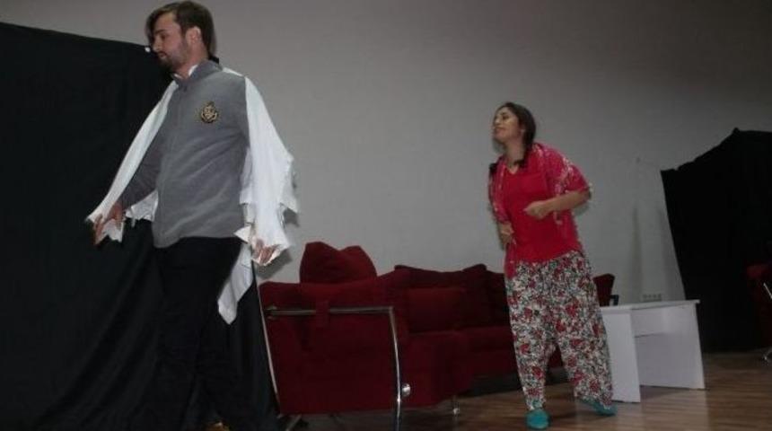 Lapseki Meslek Y&uuml;ksek Okulunda Tiyatro G&ouml;sterisi