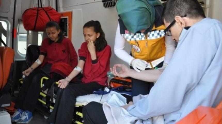 Otomobil &Ouml;ğrenci Servisi İle &Ccedil;arpıştı: 3 Yaralı