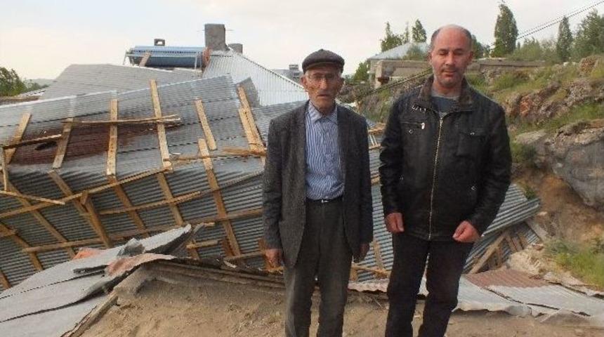 Şiddetli R&uuml;zgar Evin &Ccedil;atısını U&ccedil;urdu