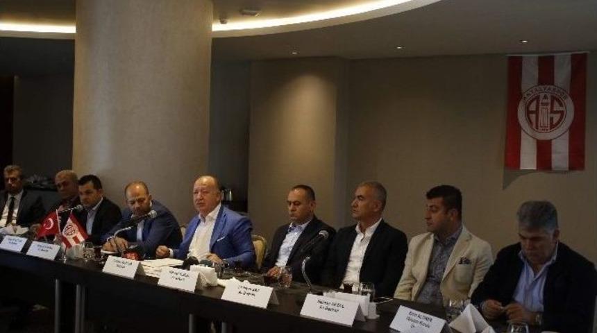 Messi İle Rihanna Antalya&rsquo;da Futbol Oynayacak