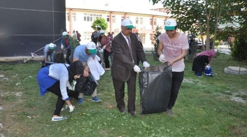 Rekt&ouml;r Yılmaz &Ouml;ğrencilerle Birlikte &Ccedil;&ouml;p Topladı
