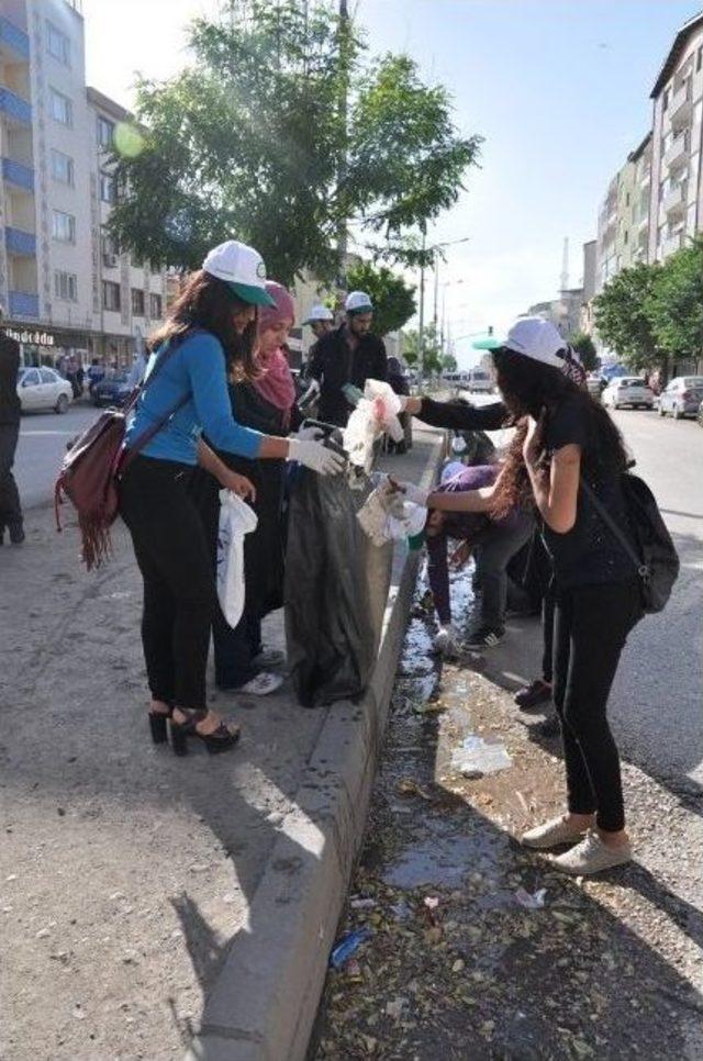 Rektör Yılmaz Öğrencilerle Birlikte Çöp Topladı