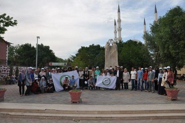 Rektör Yılmaz Öğrencilerle Birlikte Çöp Topladı