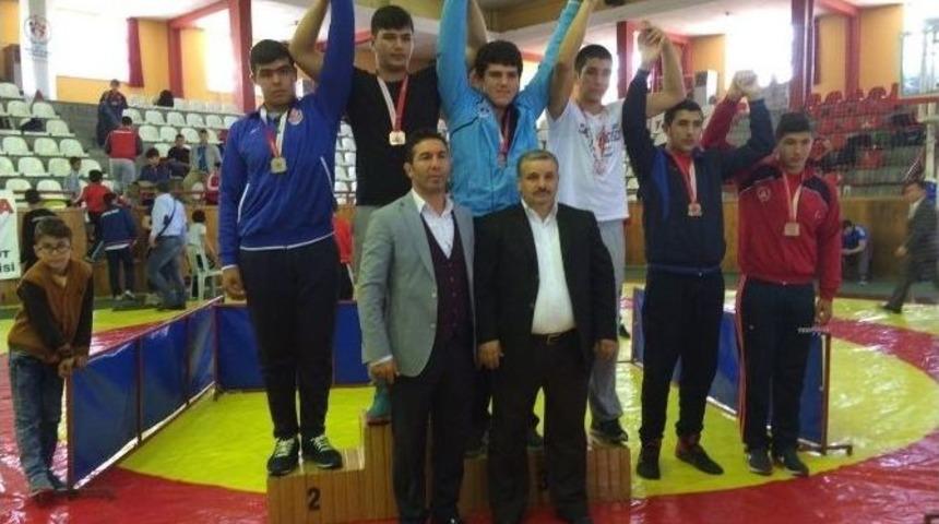 Güreşçiler, Sivas’ta İki Türkiye Üçüncülüğü Kazandı