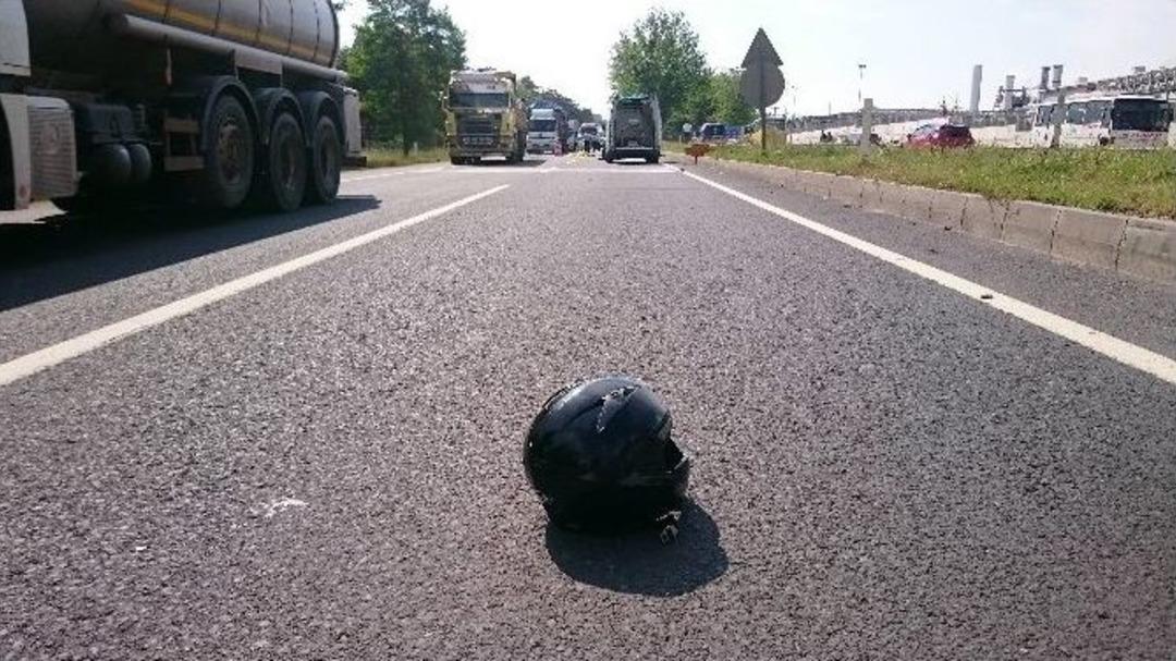 Kamyon Motosiklete &Ccedil;arptı: 2 &Ouml;l&uuml;