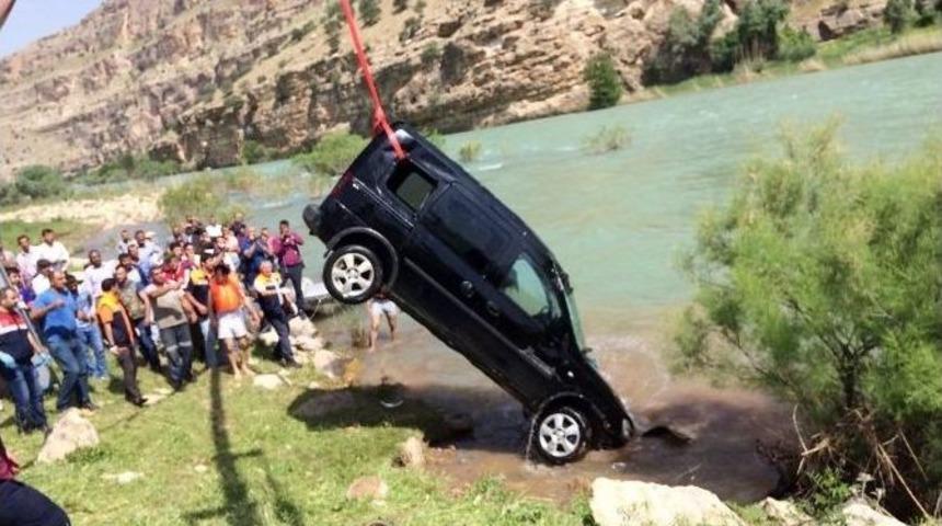 Siirt&rsquo;te Otomobil &Ccedil;aya U&ccedil;tu: 2 &Ouml;l&uuml;