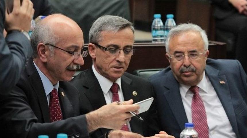 Milletvekilleri Yeni Kabineyi Cep Telefonlarından Takip Etti