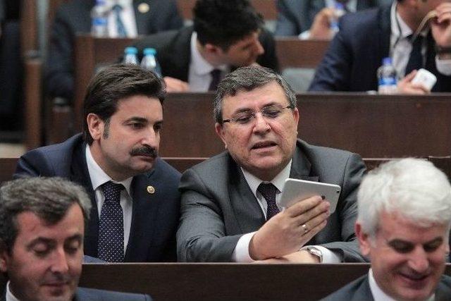 Milletvekilleri Yeni Kabineyi Cep Telefonlarından Takip Etti