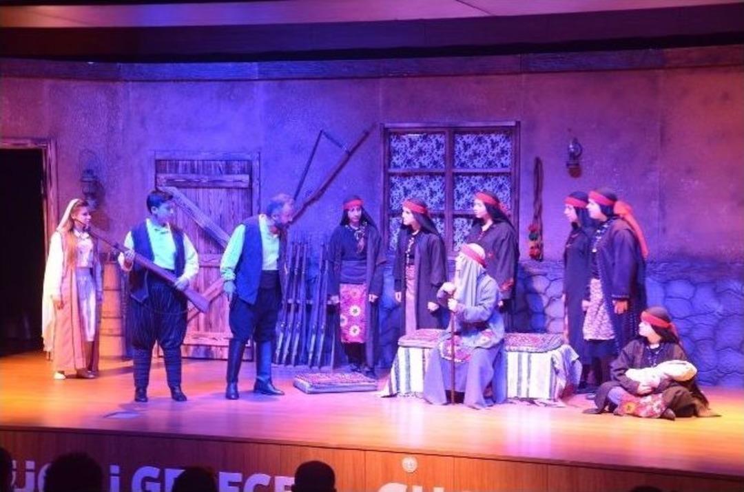 Boz&uuml;y&uuml;k Belediyesi Tiyatro Grubu &ldquo;t&ouml;re&rdquo; Oyunu İle İkinci Kez Seyirci Karşısına &Ccedil;ıktı