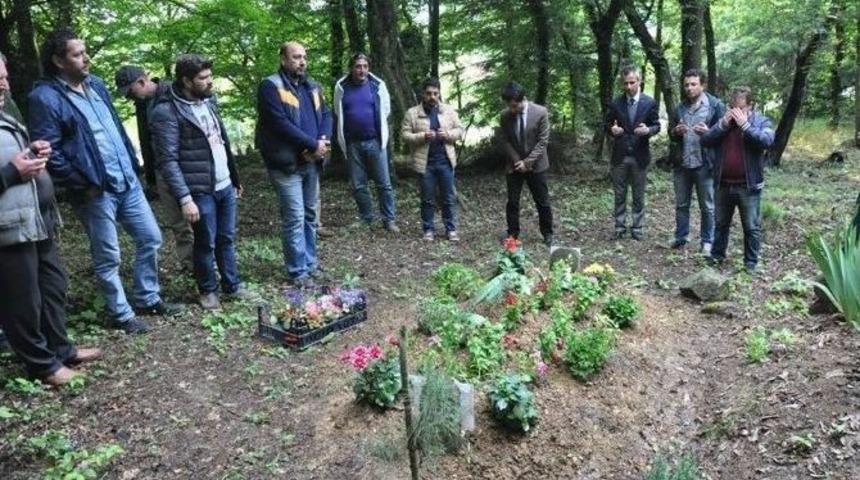 Ge&ccedil;en Yıl D&ouml;v&uuml;lerek &Ouml;ld&uuml;r&uuml;len &Ouml;ğretmen Mezarı Başında Anıldı