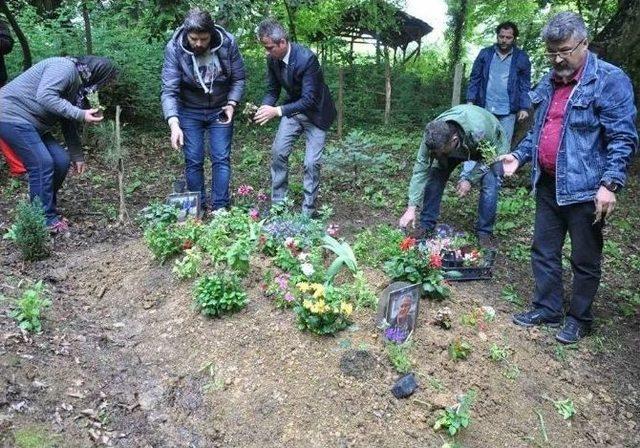 Geçen Yıl Dövülerek Öldürülen Öğretmen Mezarı Başında Anıldı