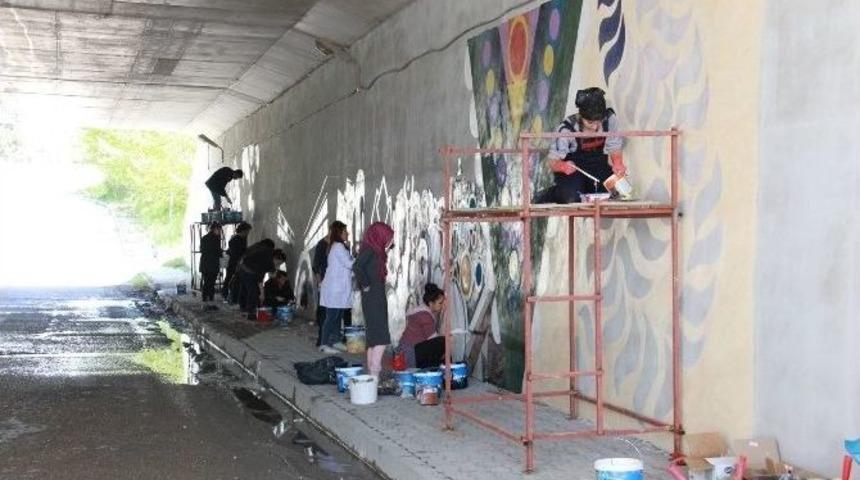 &Uuml;niversite &Ouml;ğrencileri Altge&ccedil;idi S&uuml;slediler