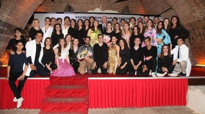 K&uuml;lliyede Dans G&ouml;sterisi