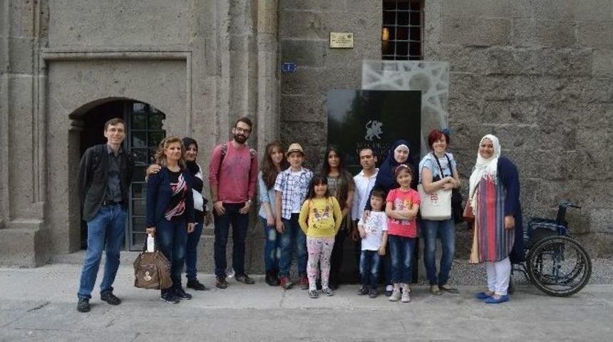 Ag&uuml;&rsquo;den Suriyeli M&uuml;ltecilerin Sorunlarına K&uuml;lt&uuml;rel Yaklaşım Toplantısı