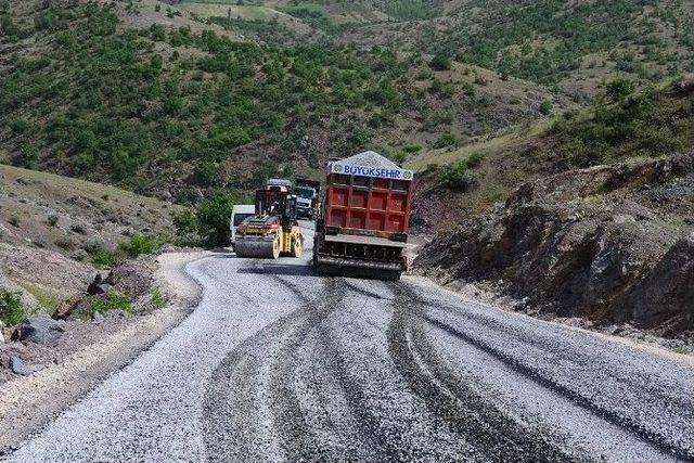 5 Mahallenin Yolu Asfaltlanıyor