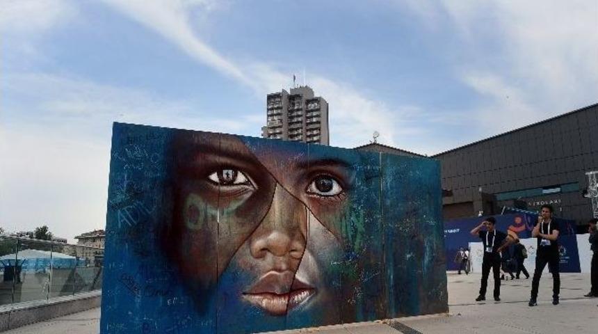 D&uuml;nya İnsani Zirvesi&rsquo;ndeki "m&uuml;lteci &Ccedil;ocuk" Grafitisine Yoğun İlgi