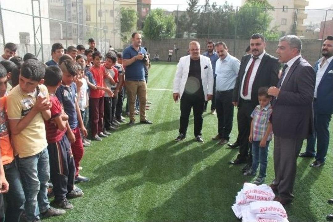 Cizre&rsquo;de 100 &Ccedil;ocuğa Spor Kıyafeti Dağıtıldı